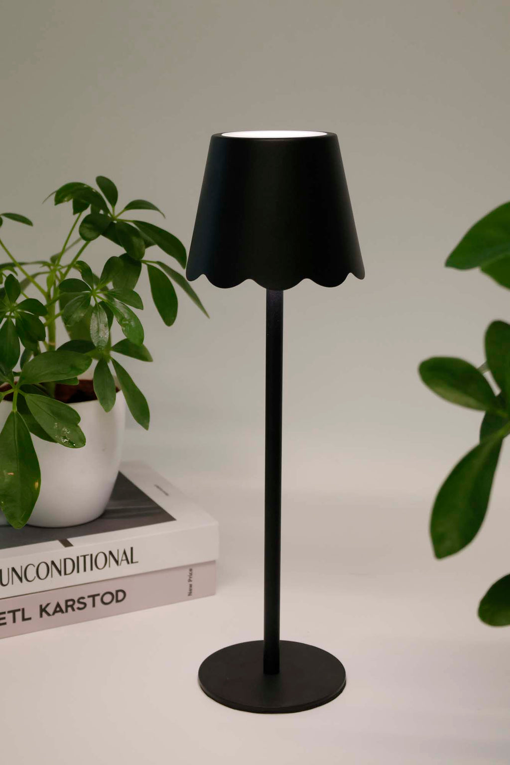 LED Lamp – Scalloped Shade – Black / Gold